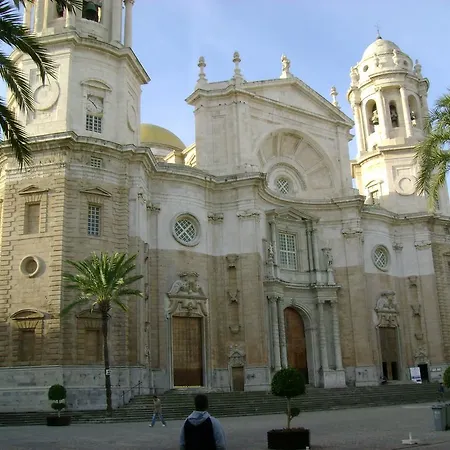 Too Many Aparts * Cádiz